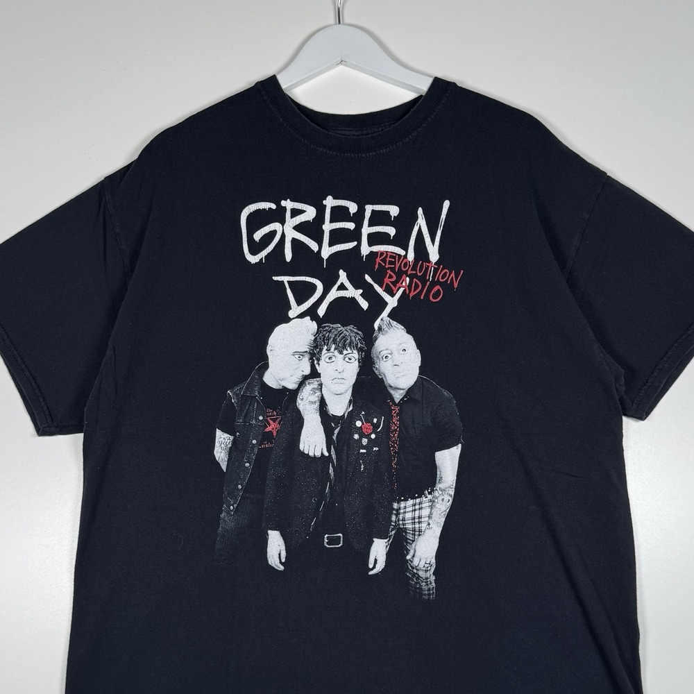 + GREEN DAY Revolution Radio Graphic Shirt - Men's XL